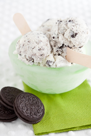 Easy Homemade Cookies 'n Cream Ice Cream Thumbnail